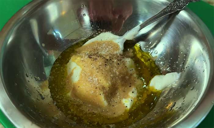 Яркий хруст и кремовая нежность: быстрый, вкусный салат из капусты с новой заправкой