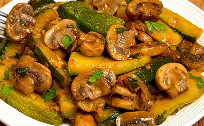 Томим кабачки с грибами: благодаря сливочному соусу, получается ароматнее мяса