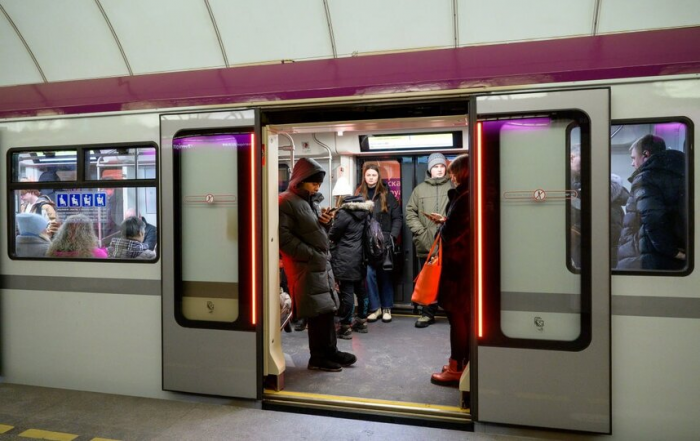 В метро Петербурга начал курсировать фиолетовый «Балтиец»