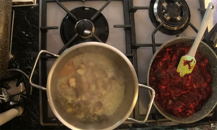 Кладем  «Московский» борщ замороженную вишню. Прием шеф-повара, чтобы сделать борщ еще вкуснее