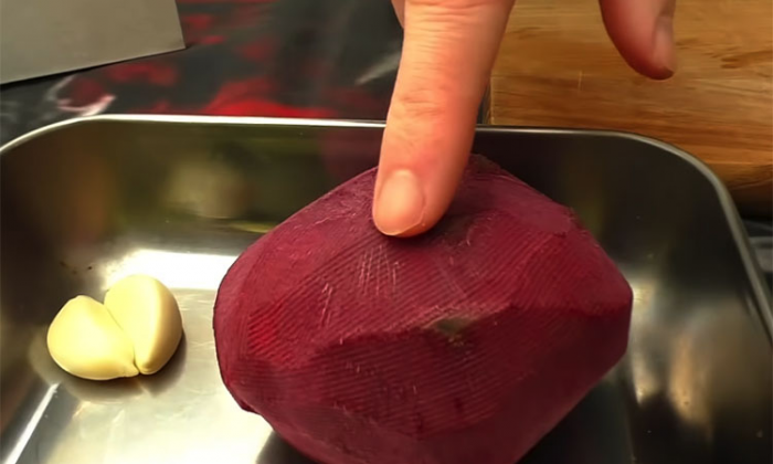 Быстрый и гениальный салат из сырой свеклы. Вкусно: готовьте сразу двойную порцию
