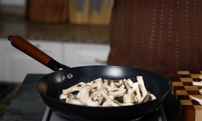 Добавьте в фарш немного грибов. Теперь котлеты будут сочнее и вкуснее
