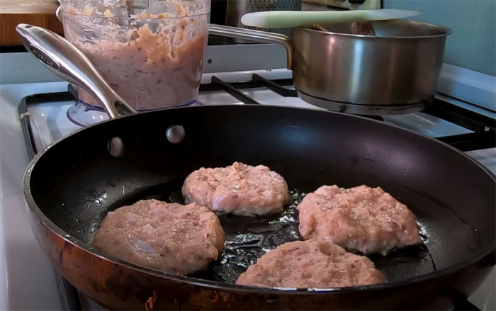 Рецепт сочных куриных котлет. Добавляем немного капусты для богатой текстуры