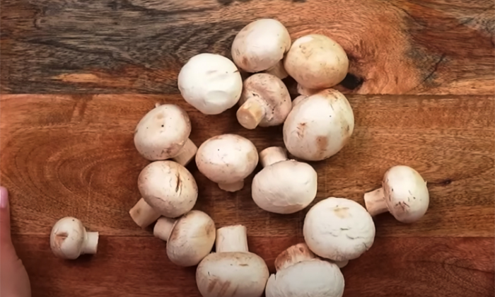 Лист слоеного теста, сыр и шапминьоны. Шикарная закуска уже через 20 минут на столе