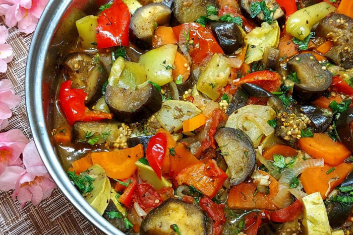 Ароматное рагу по-деревенски, из баклажанов со сладким перцем и мясом: все готовится в одной кастрюле