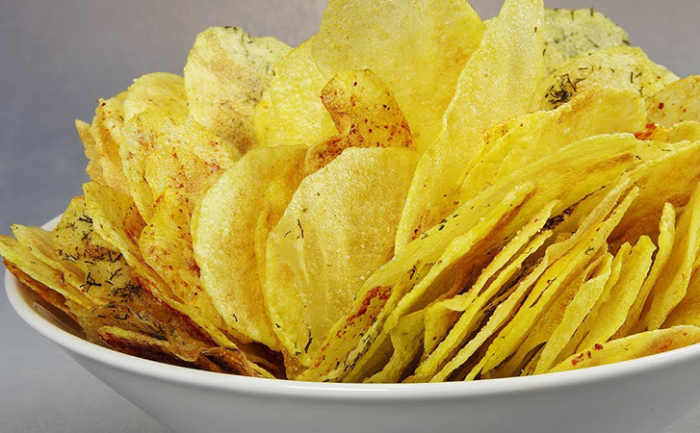 Потрясающие домашние чипсы и никакого вредного масла: противень на столе за 30 минут