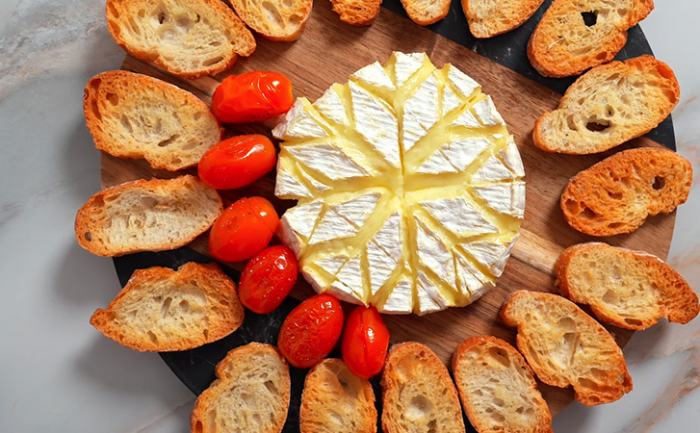 Закуска вкуснее икры на Новый год и Рождество. Запекаем сыр: звучит просто, но гостей поразит