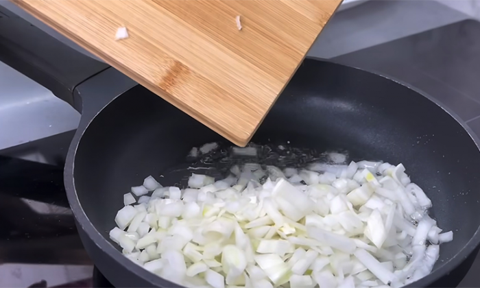 Вмешали в картошку квашеную капусту. Такие овощные котлеты идут нарасхват