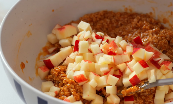 Овсянка и яблоки: вы не пробовали ничего вкуснее. Взяли недорогую крупу и сделали десерт из ресторана