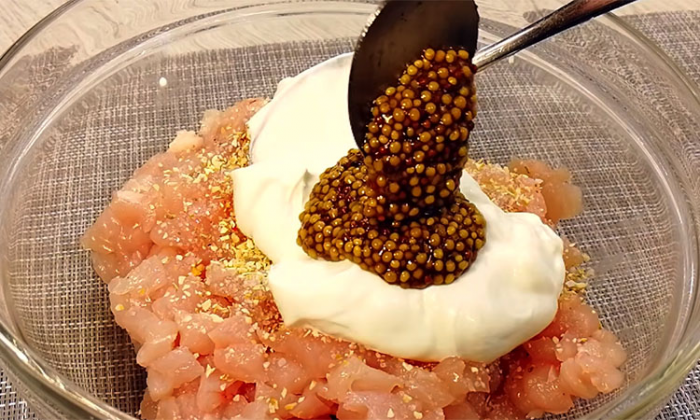 Соединяем драники и курицу. Делать просто, а получается вкуснее мяса по-французски