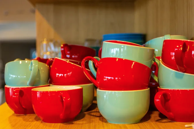 6 идей, куда можно деть ненужные кружки. Достаем все из серванта