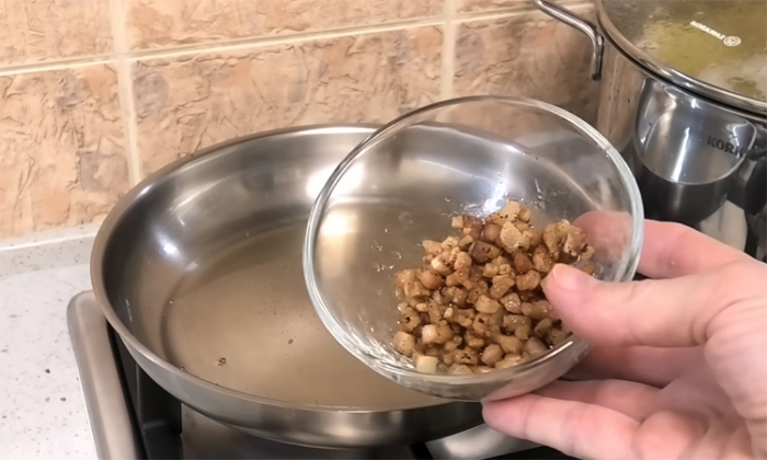 Настоящий варшавский капустняк с копченостями: получается сытнее солянки. Все дело в заправке из сала