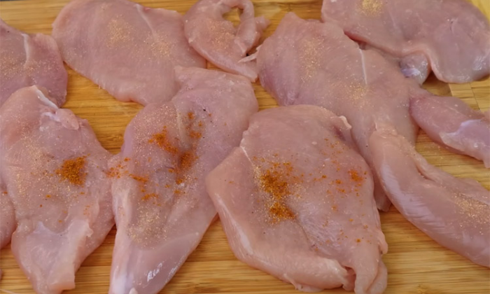 Куриная грудка повышенной сочности: тушим в сливочно-томатном соусе