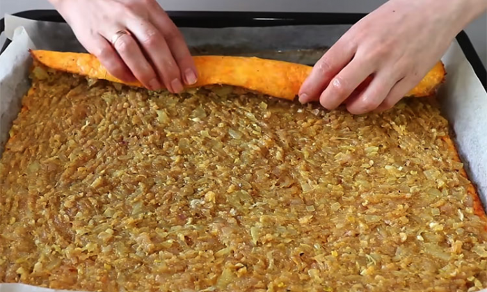 Мясной рулет на сырном тесте, без муки и жарки. Закуска со стола уходит первой