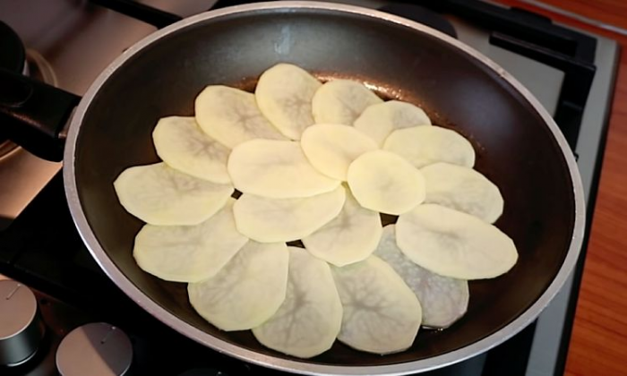 Хитрость с картошкой. Добавили кабачок и яйца, и нехитрый гарнир превратился в сочный пирог