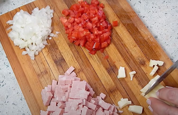 Натерли колбасу с картошкой и основа пирога уже есть