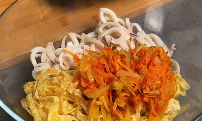 Салат с кальмарами по-камчатски: главная закуска на любом столе