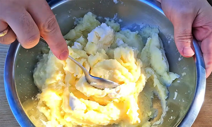 Картофельные шарики с сыром и салом: проще пюре и вкуснее