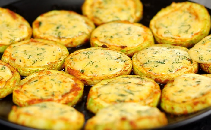 Готовим кабачки в духовке по-новому: добавляем вкуса сырной шапкой