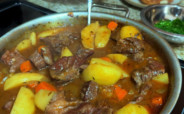 Говядина по-бургундски сразу с гарниром: мягкое как масло и не надоедает неделями