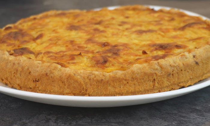 Закусочный пирог на скорую руку. В начинке основа из лука, но выглядит как сырный крем