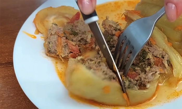 Фаршированные перцы по-летнему: рис заменили кабачком, и начинка стала нежнее