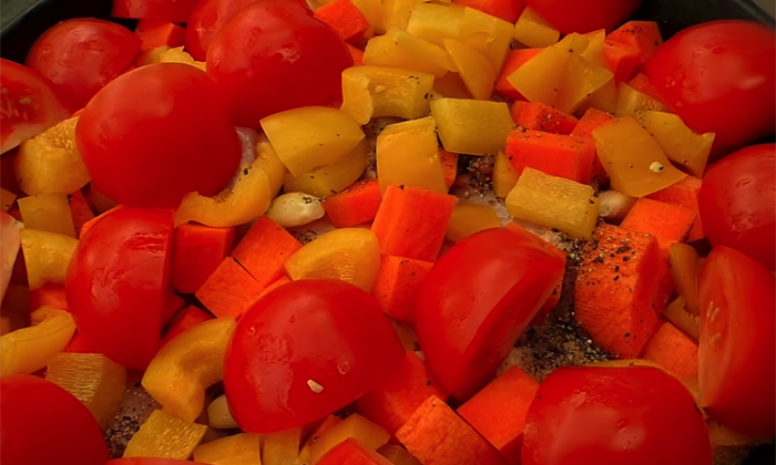 Курица, томленная в пиве с овощами: мясо распадается на волокна без обжарки