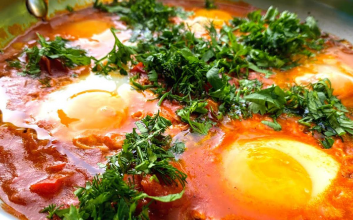 Эталонный рецепт той самой шакшуки: самая вкусная яичница в мире за 15 минут