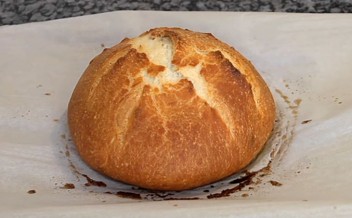 Хлеб на кефире требует всего 5 минут на подготовку. Тесто не замешиваем, оно доходит само