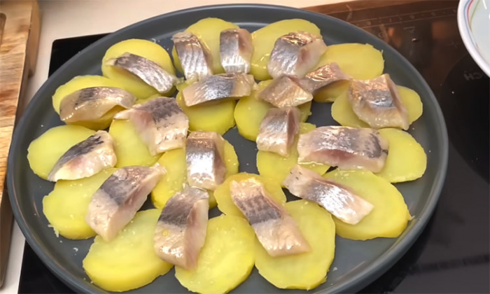 Сельдь и отварная картошка. Но стоит добавить французской заправки и будет как из ресторана