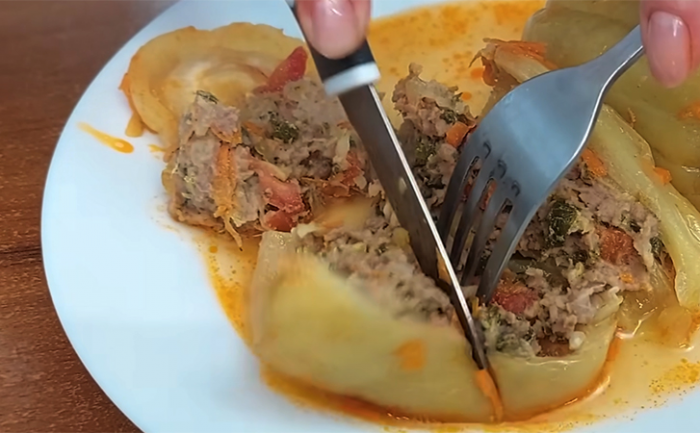 Фаршированные перцы по-летнему: рис заменили кабачком, и начинка стала нежнее