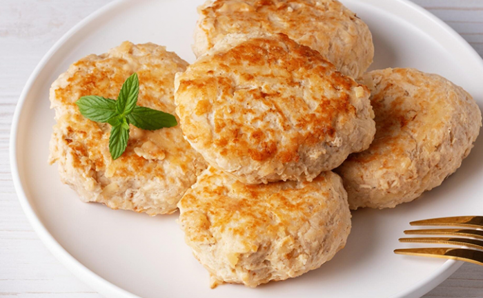 Потрясающие котлеты из куриной грудки: тают во рту и делаются в два счета
