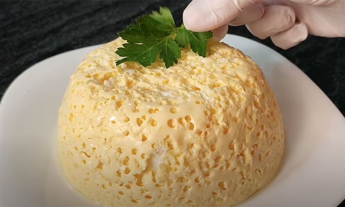 Тепеть у нас всегда получается высокий омлет: нужно всего 2 ингредиента