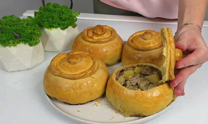 Ужин проще простого, а вкус лучше чем в ресторане. Сытное жаркое в съедобных горшочках