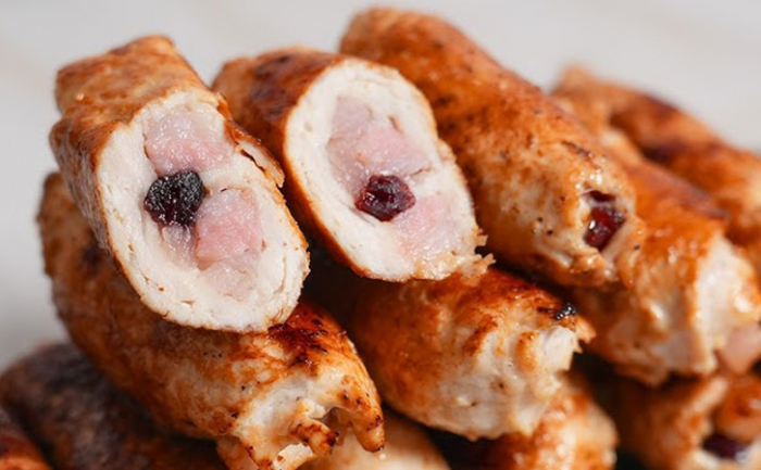 Куриные крученики из филе покоряют с первой пробы. Внутри еще и начинка