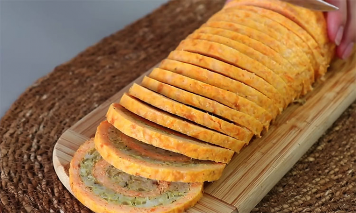 Мясной рулет на сырном тесте, без муки и жарки. Закуска со стола уходит первой