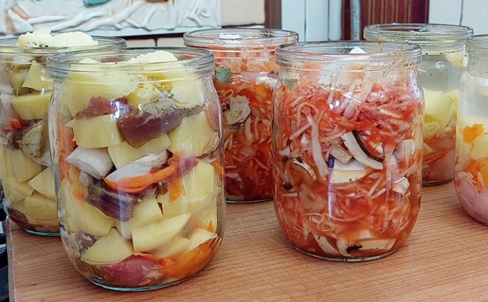 Больше никаких кастрюль и сковородок. Полезное меню из 3 блюд на семью в обычных банках, без грязной посуды