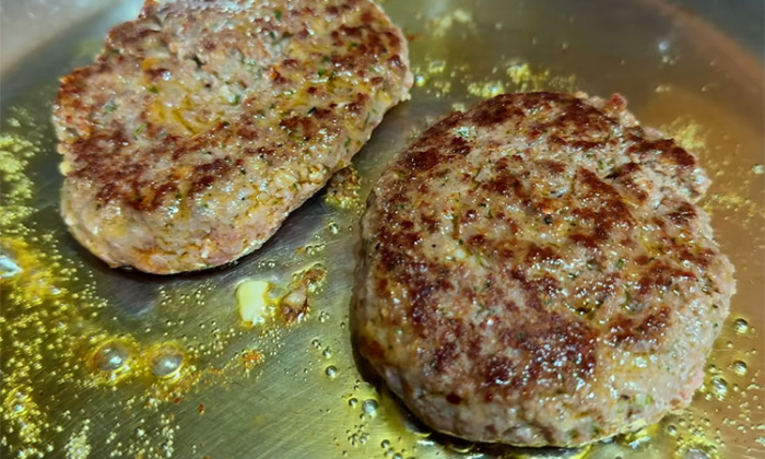 Сочные бутерброды из горсти фарша: по вкусу почти бургер, а готовить проще