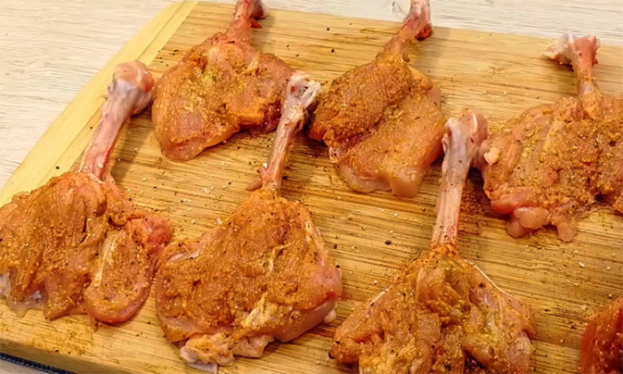 Как превратить недорогие окорочка в праздничное блюдо: запекаем под сырно-овощной шубой