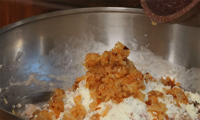 Сочные куриные котлеты «с дымком»: используем пассерованный лук как секретный ингредиент