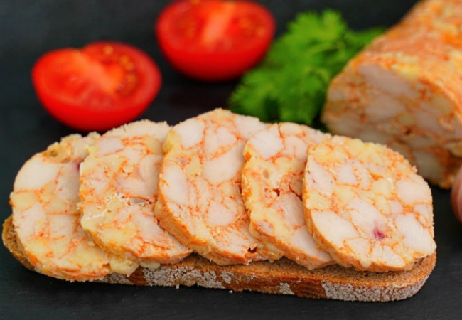 Смешали курицу с сыром и завернули в пакет: сочный рулет едим как колбасу