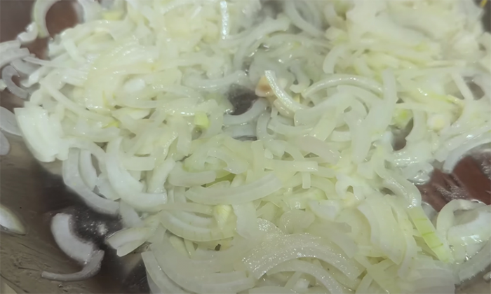 Бефстроганов: высокая кухня СССР. Простейшие продукты, но мясо мягче масла