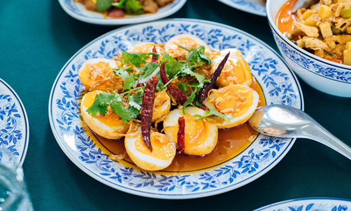 Жарим уже сваренные яйца в казане: ловкий способ сделать из завтрака ужин