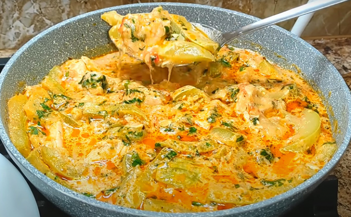 Кабачки тушим сразу с курицей: изумительный сметанно-сырный соус