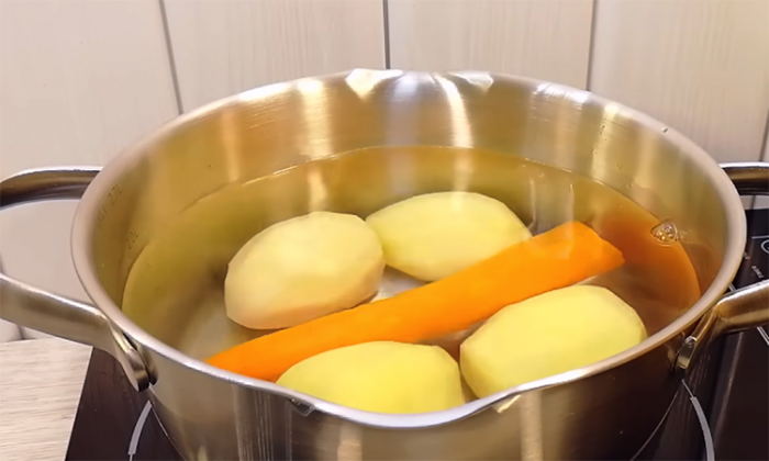 Самый простой и лучший салат на Новый год: с курицей и с особой прослойкой