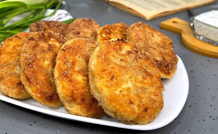 Вмешали в картошку квашеную капусту. Такие овощные котлеты идут нарасхват