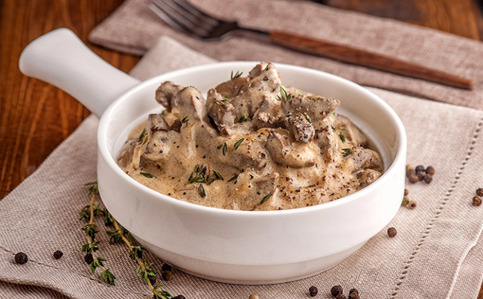 Бефстроганов: высокая кухня СССР. Простейшие продукты, но мясо мягче масла