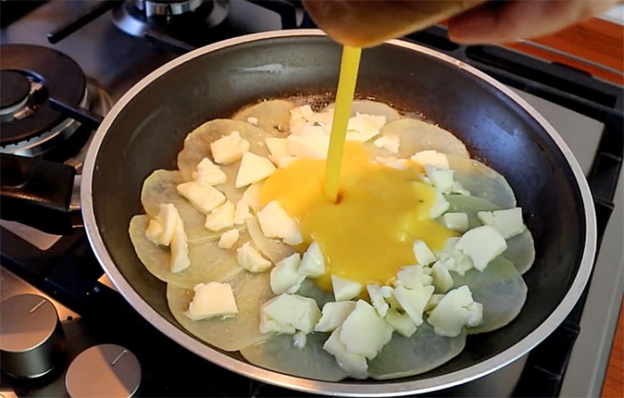 Делаем яйца блюдом на ужин. Залили ими картофель и получилось шикарно