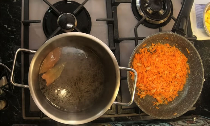 Кладем  «Московский» борщ замороженную вишню. Прием шеф-повара, чтобы сделать борщ еще вкуснее