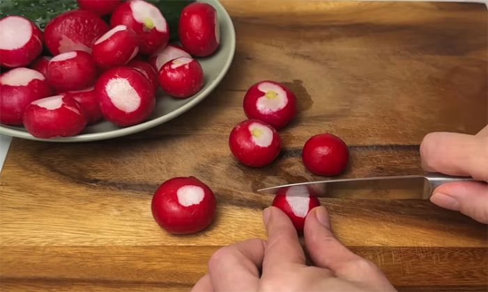 Самый вкусный салат этой весны: витаминный, легкий и с необычной заправкой